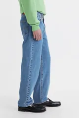 Pantalón jean celeste de corte amplio y tiro medio.