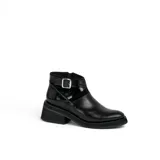 Bota corta de cuero color marrón con cierre lateral, suela de goma negra y hebilla decorativa.