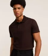 Camisa marrón de corte slim, con cuello polo, cierre de botones y textura acanalada.