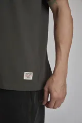 Remera verde oscuro de corte holgado y mangas cortas.