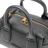 Cartera chica de símil cuero graneado color negro, con doble asa corta y correa larga regulable. Tiene cierre superior, un bolsillo interno con cierre y otro abierto. El interior es de tela de algodón y poliéster.