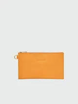 Pochette Longchamp modelo Le Foulonné, color naranja, con cierre superior y logo grabado en el frente.