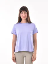 Remera lila de corte clásico y mangas cortas.