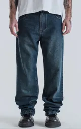 Pantalón de denim azul oscuro, corte wide leg y cinco bolsillos.