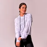 Hoodie deportivo blanco con estampado de camuflaje, confeccionado en tejido de red traslúcido.