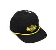 Gorro negro de cinco paneles con visera plana, logo de Independent bordado en amarillo en el frente y cordón amarillo sobre la visera.