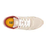 Championes Caterpillar Ventura Sport color beige con detalles en blanco y rojo. Capellada de cuero gamuza y microfibra, forro 100% reciclado, plantilla de espuma EVA y suela de goma.