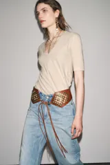 Camiseta color beige de lino con cuello en V y mangas cortas.