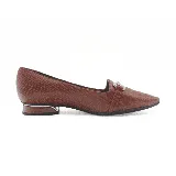 Zapato Piccadilly negro con textura símil piel de serpiente, punta fina, detalle de hebilla plateada y tacón bajo cuadrado con aplique plateado.