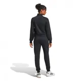 Conjunto deportivo Adidas Essentials Feel Cozy para mujer, color negro con logo blanco. Incluye campera con cierre y pantalón de corte recto.