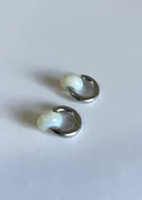 Aros de acero con acabado PVD de titanio, con dije desmontable de piedra luna.