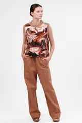 Pantalón Landscape color camel, de corte ancho y tiro alto, con cintura elastizada ajustable con cordón. Presenta bolsillos laterales y bordado al tono en el frente.
