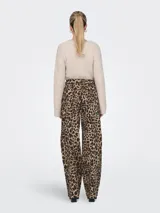 Pantalón recto de tiro medio con estampado animal print. Incluye cinturón, cierre de botón y cremallera, bolsillos delanteros, traseros y monedero.