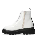 Botas de caña media estilo militar, color blanco hueso con acabado charol brillante. Cuentan con cordones blancos y suela track gruesa y negra.