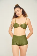 Short de tiro alto, totalmente forrado, con elástico en la cintura, color verde lima.