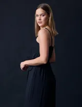 Enterito celeste de crepe marca Luxology, con escote en V cruzado, cintura elastizada, espalda en punto smock y tirantes con detalle de cadenas.