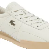 Championes urbanos Lacoste Aura 225 3 SMA, color blanco hueso con logo del cocodrilo en dorado y suela color caramelo.