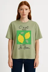 Remera blanca de algodón con estampado de limones, una taza y la frase "Lemon Tarte" en color rosa.