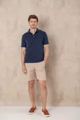 Remera celeste de corte clásico, con cuello polo abotonado y mangas cortas.