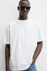 Camiseta blanca de algodón compacto, corte relaxed fit, cuello redondo y mangas cortas.