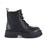 Bota de cuero sintético negra con cordones, caña media y suela track.