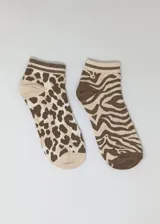 Pack de dos pares de medias tobilleras con diseños diferentes: un par con estampado animal print de leopardo en tonos beige y marrón, y otro par con estampado de cebra en los mismos tonos.