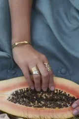 Anillo dorado con diseño abstracto con aberturas.