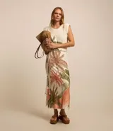Vestido midi sin mangas, con cuello redondo, hombreras y lazo en la cintura. Presenta un estampado de cocoteros y aberturas en el bajo.