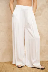 Pantalón palazzo blanco de talle único, con cintura elástica y bolsillos laterales.