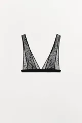 Bralette triangular negro de encaje floral, con tirantes anchos y cierre trasero con ganchos metálicos.