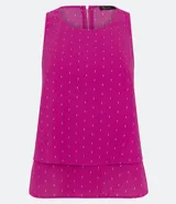 Musculosa fucsia con cuello en U y estampa de líneas verticales blancas. Cierre trasero con cremallera y tirador de corazón.