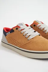 Championes acordonados color camel, con detalles en azul marino y rojo.