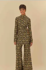 Pantalón acampanado negro con estampado floral dorado, de tiro alto y cintura elástica.