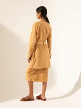 Tapado color marrón, de corte relajado con múltiples bolsillos y cinturón para ajustar a la cintura.