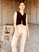 Pantalón slouchy de cuero ovino italiano color nude, corte mom fit con tiro semi alto y tajos inferiores.