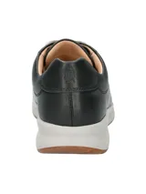 Zapatilla urbana de cuero color dorado, con cordones y suela blanca.