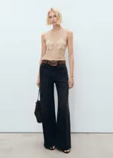 Top tejido al crochet color beige, con cuello redondo, tirantes anchos y detalle de flores bordadas en el frente.