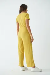 Monoprenda larga color mostaza con escote en 'V' y cintura ajustada, de diseño elegante.