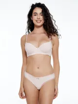 Conjunto de ropa interior de algodón con estampado de cebra en tonos rosa pálido, compuesto por un corpiño con aro y una bombacha clásica con detalle de puntilla. Incluye un lazo decorativo en el centro del corpiño y de la bombacha.
