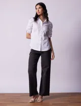 Camisa blanca de algodón, marca Zac & Rachel. Cuello a la base con solapa y escote en V. Abertura central con botones. Mangas 3/4 con frunce. Laterales en tejido modal.