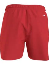Short de baño rojo con cintura elástica y cordón de ajuste negro.