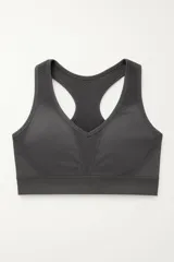 Top deportivo gris oscuro con espalda estilo racerback y banda elástica acanalada en el bajo busto.