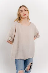 Blusa verde oliva de lino, de corte holgado, mangas 3/4 y cuello redondo.