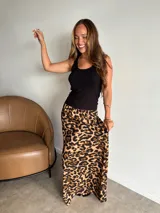 Pollera larga de fibrana, color negro con estampado de lunares blancos. Presenta cintura elástica y corte amplio.