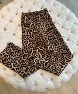 Pantalón sastrero con estampado animal print, tela rígida con bolsillos delanteros.