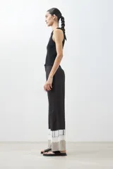Pantalón de vestir negro con efecto tie dye en gris y blanco en el ruedo, corte palazzo.