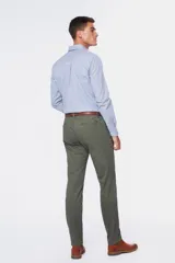 Pantalón clásico de gabardina gris, ideal para combinar con camisas y vestimenta de oficina.