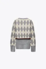 Cárdigan gris con estampado de rombos en blanco y marrón, cuello redondo, manga larga, cierre frontal con botones y cinturón marrón.