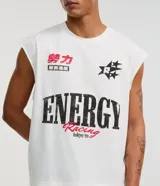 Musculosa blanca de algodón con cuello redondo y sisas amplias. Estampado frontal con texto "Energy Racing" y motivos orientales.