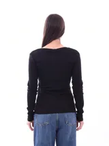 Remera negra de algodón con escote en V y mangas largas.